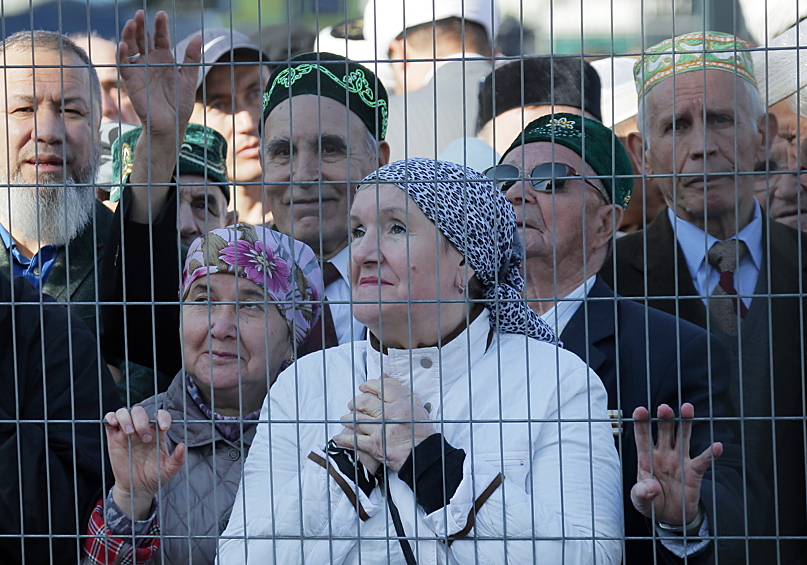 На фото: верующие мусульмане на открытии Московской Соборной мечети
