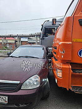 Пробка образовалась на кемеровском проспекте после ДТП с грузовиком