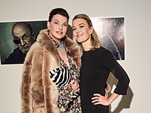 Линда Евангелиста появилась на публике в пестром платье и шубе