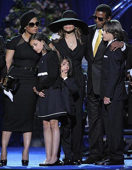 Дети и родственники Майкла Джексона на его похоронах (2009 год)