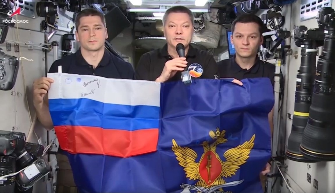 Курских сотрудников УФСИН поздравили из космоса