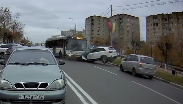 Появилось новое видео столкновения автобуса и кроссовера в Подмосковье