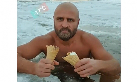 Ест мороженое в проруби: популярный самарский блогер рассказал о закалке и интернет-трендах 