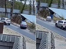 Автовладелец спас легковушку от неуправляемого автомобиля: видео