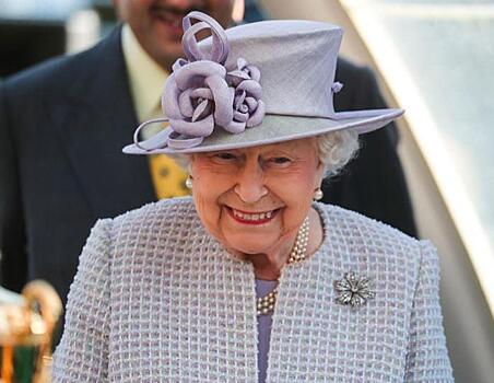 Крепкие напитки и смешные подарки: как в королевской семье празднуют Рождество