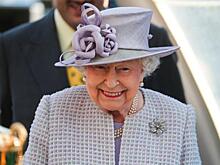 Крепкие напитки и смешные подарки: как в королевской семье празднуют Рождество