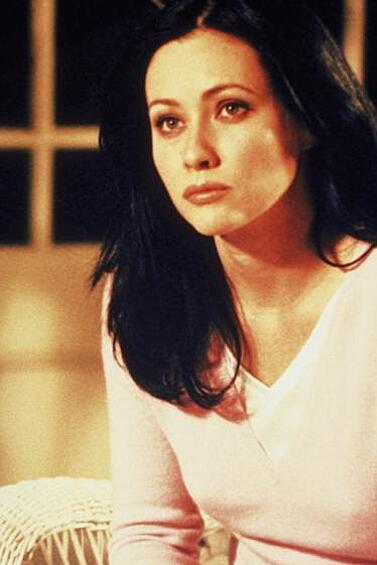 Шеннен Доэрти исполняла роль старшей сестры Прю, которая погибла в конце третьего сезона. 