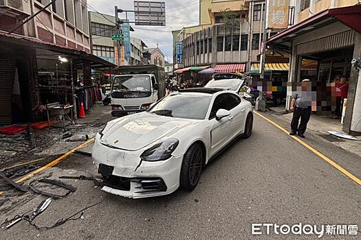 На Тайване водитель Porsche протаранил магазины из-за жены
