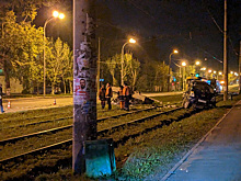 В Екатеринбурге легковушка врезалась в прицеп и вылетела на рельсы