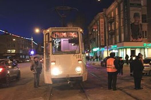 Трамвай столкнулся с легковушкой в левобережье Новосибирска