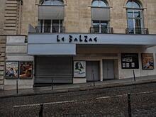 Парижский кинотеатр оклеили фотографиями погибших людей из-за показа русских фильмов