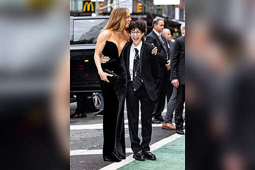 Актриса Дженнифер Лопес в платье с глубоким декольте вышла на публику с дочерью