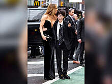 Актриса Дженнифер Лопес в платье с глубоким декольте вышла на публику с дочерью