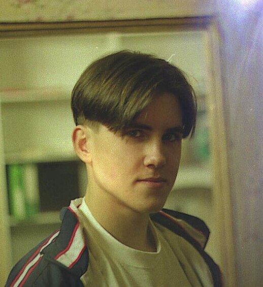 Сергей Золотухин. Сын народного артиста Валерия Золотухина выбрал другой путь – музыкальный. Парень играл в группе «Мертвые дельфины», тексты которых не отличались оптимистическим настроением. Несмотря на неплохую жизнь, Сергей находился в депрессии постоянно. Возможно, именно это подтолкнуло его к самоубийству.