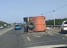 ДТП с перевернувшимся мусоровозом стало причиной огромной пробки под Краснодаром