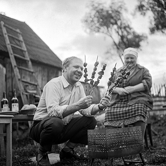 Клоун Олег Попов в гостях у родителей на даче, 1968 год