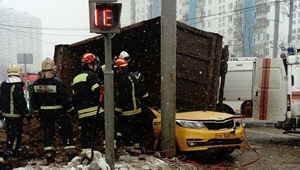 Два человека погибли при столкновении такси и грузовика в Москве