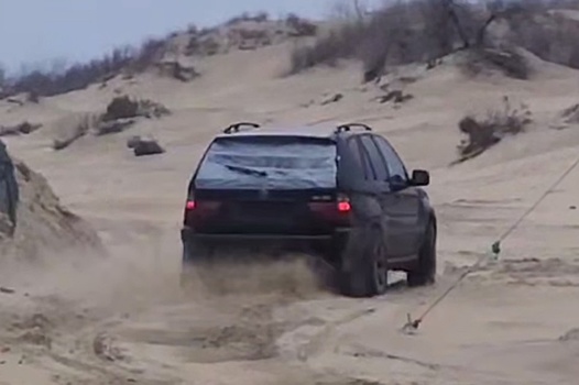 В Анапе на водителя, выехавшего на пляж во время уборки, составили 21 протокол