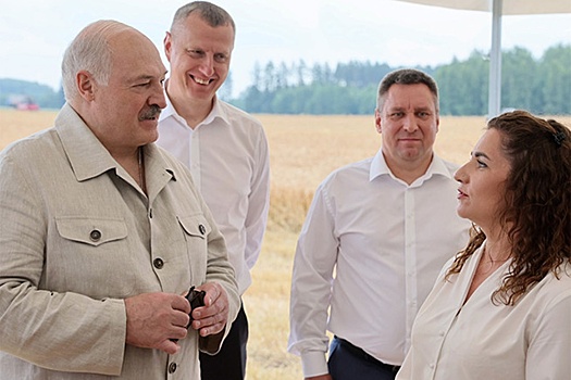 Президент Беларуси ознакомился с состоянием дел на агрокомбинате "Заря"