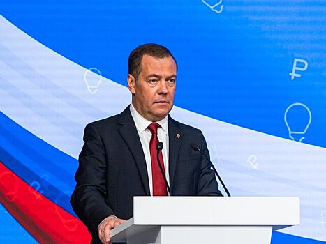 Медведев прокомментировал слова премьера Японии о потолке цены на российскую нефть