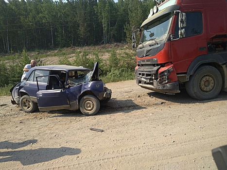 Спасатели извлекли водителя "Жигулей" из машины после столкновения с фурой под Красноярском