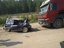 Спасатели извлекли водителя "Жигулей" из машины после столкновения с фурой под Красноярском