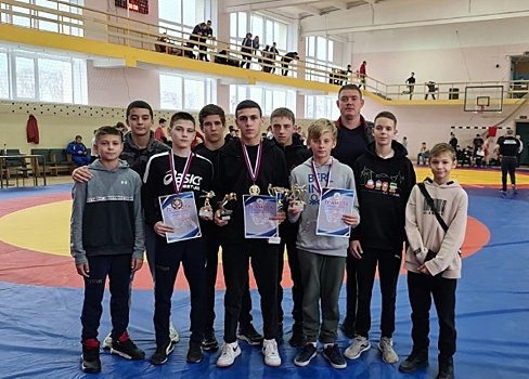 Юные волгоградские борцы взяли 3 медали на турнире в Волжске