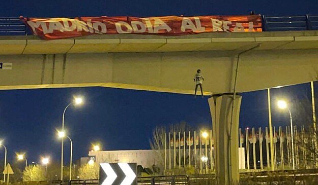 В Мадриде задержали людей, повесивших на мосту куклу в форме футболиста Винисиуса