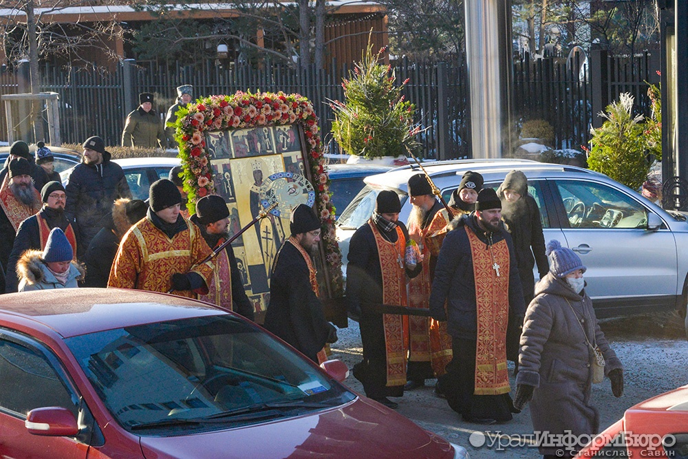 Без отмены и замены: в Екатеринбурге прошёл Пасхальный крестный ход