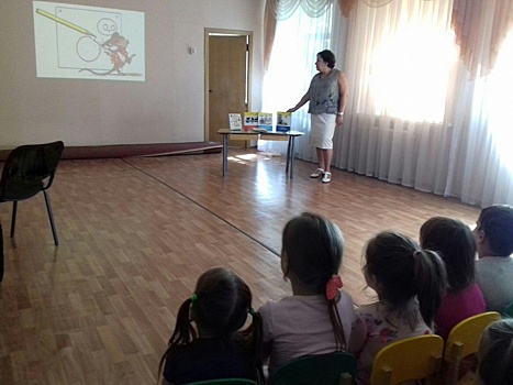 Урок-сказку для дошкольников провели в библиотеке на шоссе Энтузиастов