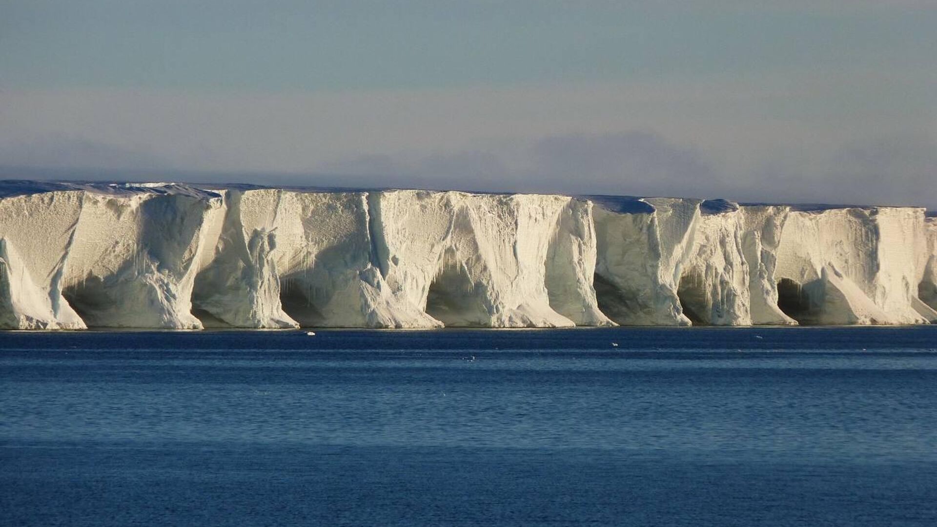 Крупнейший в мире айсберг начал дрейфовать возле Антарктиды