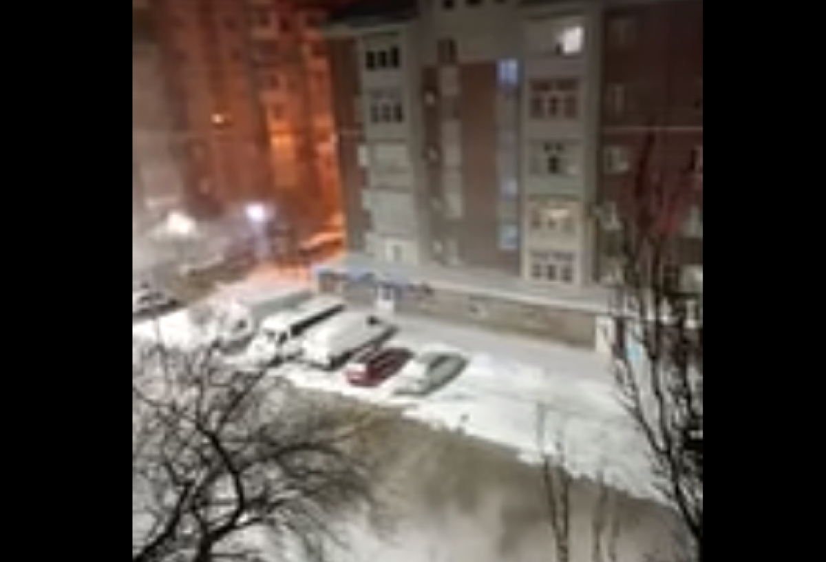 Тепловой коллапс в Омске: микрорайон остался без отопления, улицы залиты кипятком