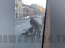 Во Владивостоке водители автобусов устроили драку на дороге