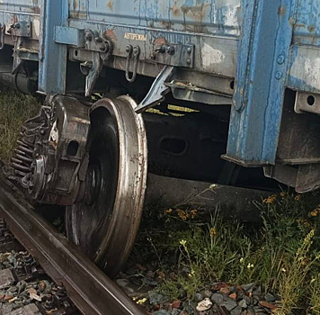 Полувагон с углем сошел с путей в Кузбассе