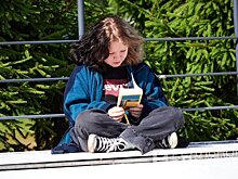 Россияне чаще всего летом читали уютные детективы и мрачные истории о маньяках