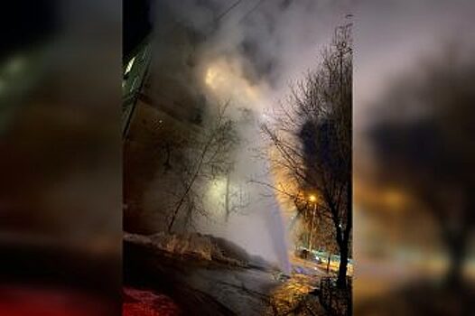 В Челябинске на Богдана Хмельницкого из-под земли забил фонтан кипятка