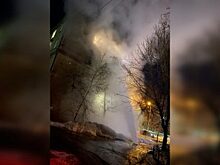 В Челябинске на Богдана Хмельницкого из-под земли забил фонтан кипятка