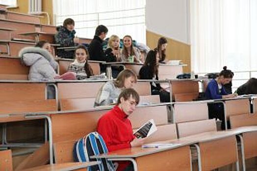 Батон для Ленина и «молитва филолога». Как студенты привлекали удачу