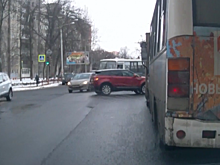 Каталась назад-вперёд на аварийке: красивая женщина на внедорожнике парализовала движение в центре Ярославля