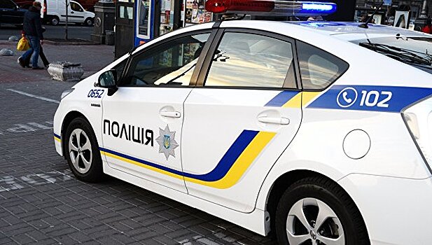 Мужчина с топором крушил автомобили в Киеве