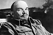 Врач ознакомился с историей болезней Ленина
