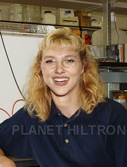 А вот сногсшибательная блондинка Скарлетт Йохансон без шикарных нарядов кажется простой миловидной девчушкой с соседнего двора.