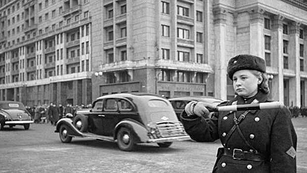 Гостиница "Москва" и этикетка водки "Столичная"