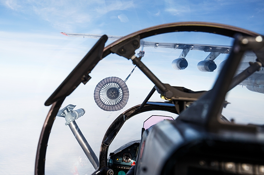 Топливозаправщик ИЛ-78 во время лётно-тактических учений морской авиации Черноморского флота в Ейском районе.