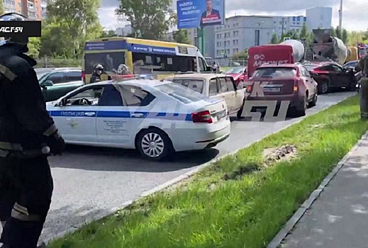 В Новосибирске водитель бетономешалки протаранил шесть авто и уснул в кустах