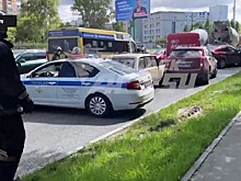 В Новосибирске водитель бетономешалки протаранил шесть авто и уснул в кустах