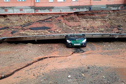Подпорная стена дома в Красноярске обрушилась на парковку и задавила 5 автомобилей