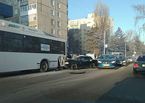 В центре Уфы иномарка протаранила автобус