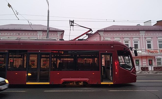 В Казани утром трамвай задымился из-за обледенения на контактной сети