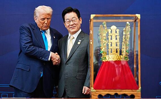 Трамп не смог встретиться с Ким Чен Ыном, но получил золотую корону от Южной Кореи